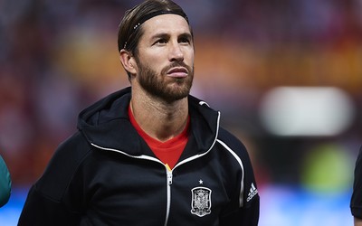 博乐体育焦点-乌克兰队球迷举标语支持球队