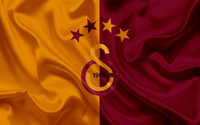 博乐体育-凯特琳福特举起奖杯瞬间